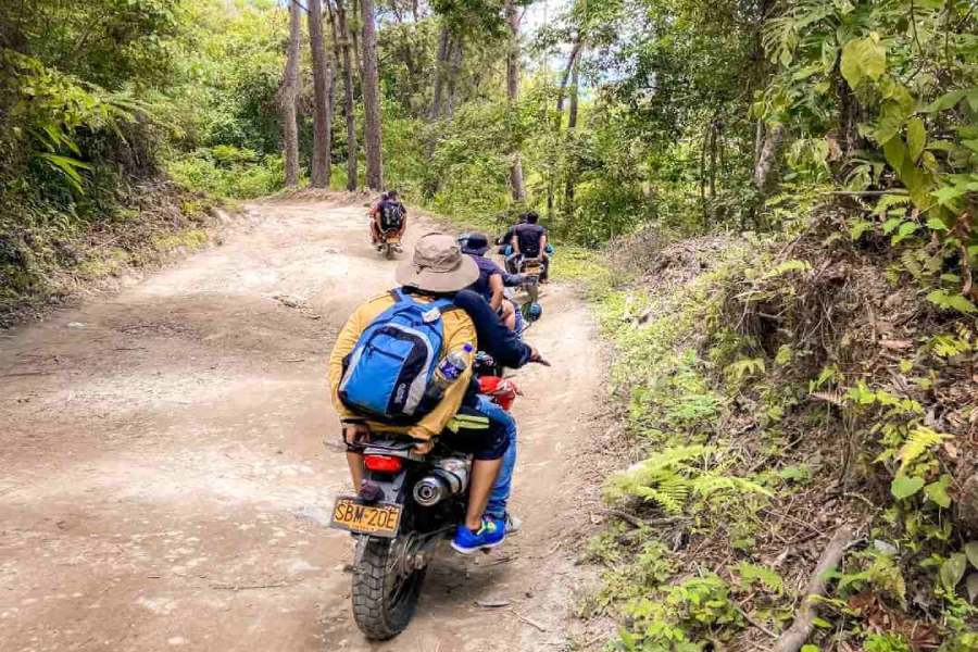 Personas recorriendo un sendero en Minca a bordo de motocicletas